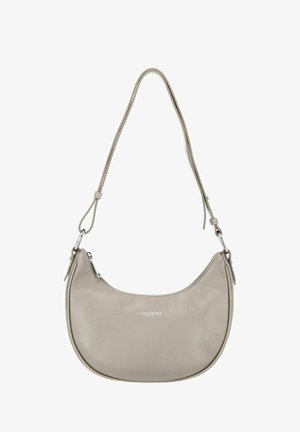 Sac à épaule en cuir gris clair, semi-structuré, de forme incurvée. Équipé d'une fermeture éclair argentée, d'une sangle réglable et d'un logo en relief.