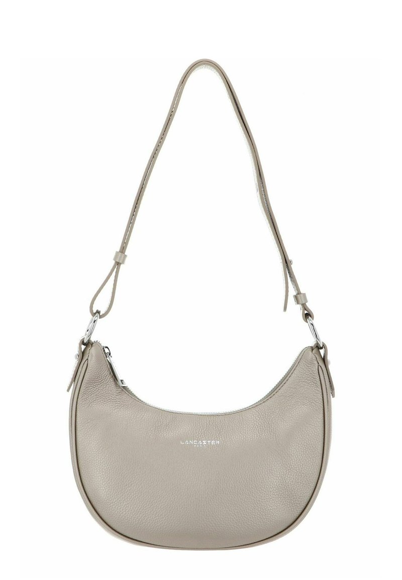 Sac à épaule en cuir gris clair, semi-structuré, de forme incurvée. Équipé d'une fermeture éclair argentée, d'une sangle réglable et d'un logo en relief.