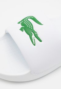 Lacoste CROCO 1.0 - Muiltjes - white/green
