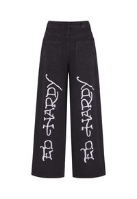 Pantalones de denim negros de pierna ancha con gran texto blanco en los lados, diseño de cinco bolsillos y un ajuste de cintura alta.