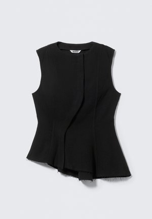 Haut sans manches noir avec un ourlet asymétrique, présentant un tissu texturé subtil et des détails brut sur les bords. Marque : Weekday.