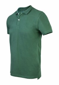 Camisa polo verde de algodón, con cuello, tapeta de dos botones, mangas cortas y sutil bordado del logo en el pecho.