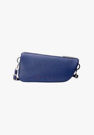 Blauwe leren crossbodytas met ritssluiting en verstelbare band, bedrukt met kleine tekst nabij de onderkant in het midden.