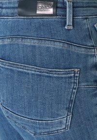 ONLY Tall ONLPOWER MID PUSH UP - Calças de ganga de corte skinny - medium blue denim