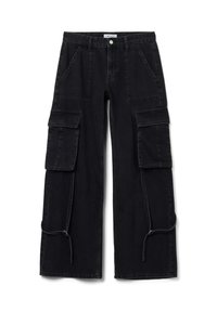Pantalones cargo negros de mezclilla, con piernas anchas, dos grandes bolsillos laterales y cordones ajustables en el dobladillo.