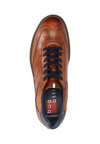 Braune Lederschuhe mit marineblauen Schnürsenkeln, runder Zehenpartie und dezenten Nähten. Innen ausgestattet mit einer gepolsterten Innensohle mit Branding.