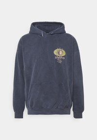 Sudadera con capucha de color azul oscuro hecha de algodón, con un diseño gráfico central que presenta un sol y una calavera. Incluye un bolsillo frontal y puños acanalados.