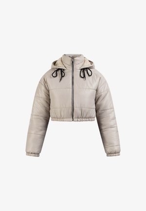 Krótkie pikowane kurtka w jasnym beżu, z kapturem, przednim zamkiem błyskawicznym, czarnymi sznureczkami i elastycznymi mankietami z pikowanym wzorem.