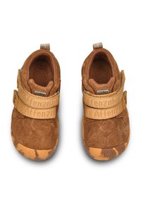 Zapatos para bebés de ante marrón con parte superior estampada, correa de Velcro beige, suela de goma y acentos texturizados.