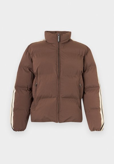 Braune Steppjacke mit hohem Kragen, Reißverschluss vorne, seitlichen Taschen und cremefarbenen Streifen, die entlang der Ärmel verlaufen, auf weißem Hintergrund.