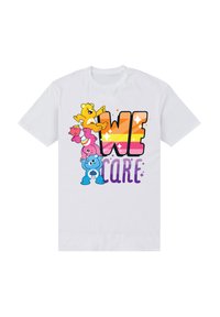 Vit bomull t-shirt med färgglada tecknade björnar staplade, med texten "VI Bryr OSS" i fet, gradient bokstäver.