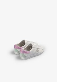 Sneakers in pelle bianca con accenti rosa e verde menta, caratterizzati da un logo a forma di teschio e dettagli testurizzati sul tallone, punta rotonda e suola piatta.