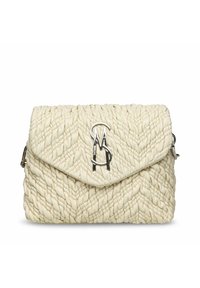 Borsa a tracolla in pelle intrecciata di colore crema, con una texture intrecciata, dotata di chiusura a patta e un accento di logo metallico sul fronte.