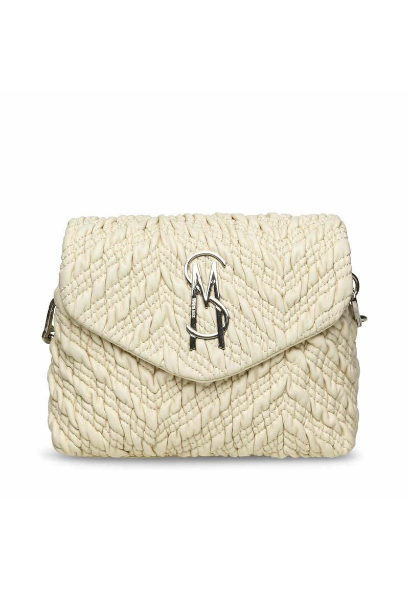 Borsa a tracolla in pelle intrecciata di colore crema, con una texture intrecciata, dotata di chiusura a patta e un accento di logo metallico sul fronte.