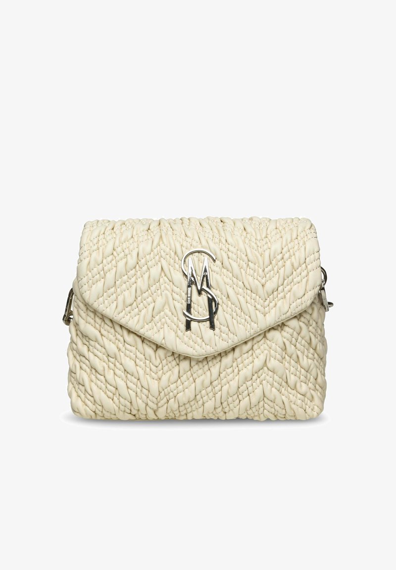 Borsa a tracolla in pelle intrecciata di colore crema, con una texture intrecciata, dotata di chiusura a patta e un accento di logo metallico sul fronte.