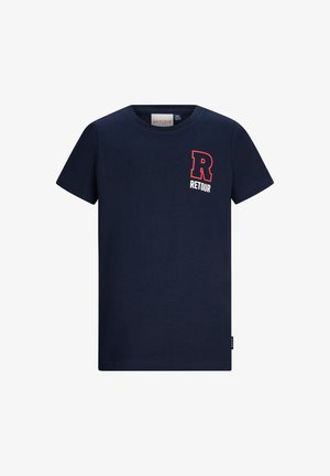 Marineblauw T-shirt met korte mouwen, met een rood omlijnde "R" en witte "RETOUR" tekst op de linkerborst, ronde halslijn.