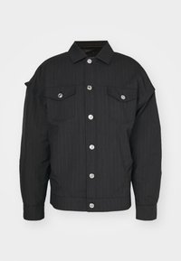 Svart kostymjacka med svart-randig design, tillverkad av strukturerad textil, med krage, två bröstfickor och silverfärgade tryckknappar fram.