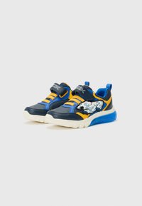 Marineblaue Sportschuhe mit orangefarbenen Akzenten und einem Bärengrafik. Mit einer strukturierten Oberseite, gummierter Laufsohle und einem gepolsterten Knöchelkragen.