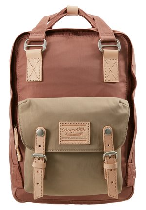 Hnedý a khaki batoh s predným vreckom, koženými detailmi, nastaviteľnými popruhmi a elegantným, odolným materiálom.
