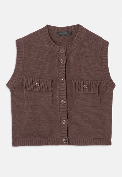 Gilet marrone lavorato a maglia con scollatura rotonda, chiusura con bottoni e due tasche sul petto. Caratterizzato da dettagli a costine e tessuto liscio e tattile.