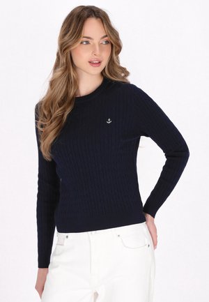 Maglione a maglia a treccia blu navy con maniche lunghe e scollatura rotonda; presenta un piccolo emblema a forma di ancora bianca sul petto.