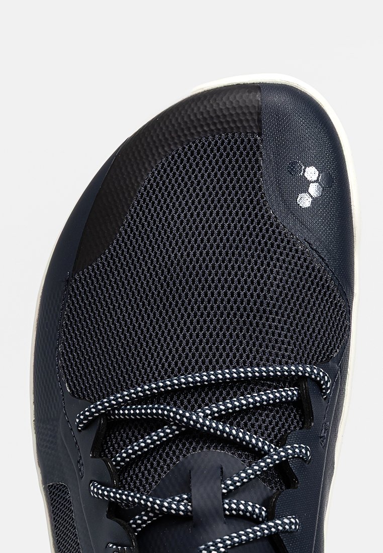 Zapatillas de malla en color azul marino con superposiciones texturizadas, suela blanca y cordones en contraste. Acabados reflectantes en la puntera. Diseñadas para ofrecer comodidad y transpirabilidad.