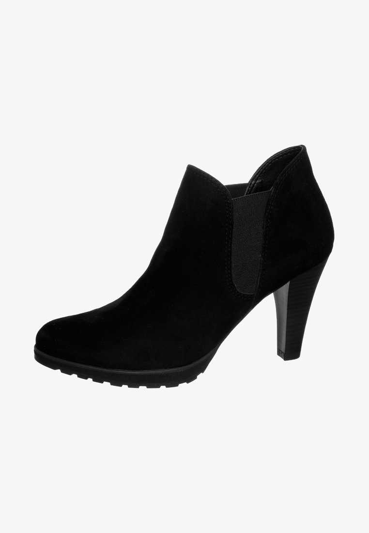 Czarny zamszowy botek za kostkę z szpiczastym noskiem, elastycznymi bocznymi panelami i 9-centymetrowym obcasem typu słupek; teksturowana podeszwa zapewniająca przyczepność i stabilność.