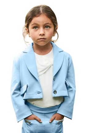 Blazer corto azzurro chiaro con colletto e due tasche, abbinato a un top bianco e pantaloni coordinati, caratterizzati da sottili dettagli hardware.