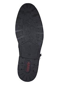 Suola di scarpa in gomma nera con un motivo di battistrada testurizzato, dotata di un logo centrale in rilievo e numeri. Costruzione robusta e design antiscivolo.