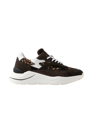 Sort-hvid sneaker med leopardprint accenter, hvid sål og hvide snørebånd, vist fra siden på en hvid baggrund.