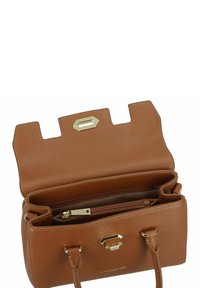 Borsa a tracolla in pelle marrone con una forma strutturata, accessori in oro e una finitura testurizzata. Presenta un compartimento con zip e una chiusura con pattina superiore.