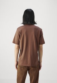 adidas Originals ESSENTIAL TEE - Základné tričko - earth strata