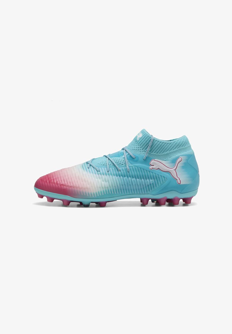 Botas de fútbol con degradado en aqua y rosa, con un upper texturizado, cuello para el tobillo y tacos moldeados de goma. Presenta un logo blanco de Puma en el lateral.