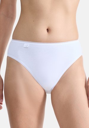 Weiße Baumwoll-Hipster-Slips mit glatter Textur, versehen mit einem dezenten Logotag und einem schmalen elastischen Bund. Sauberes, minimalistisches Design.