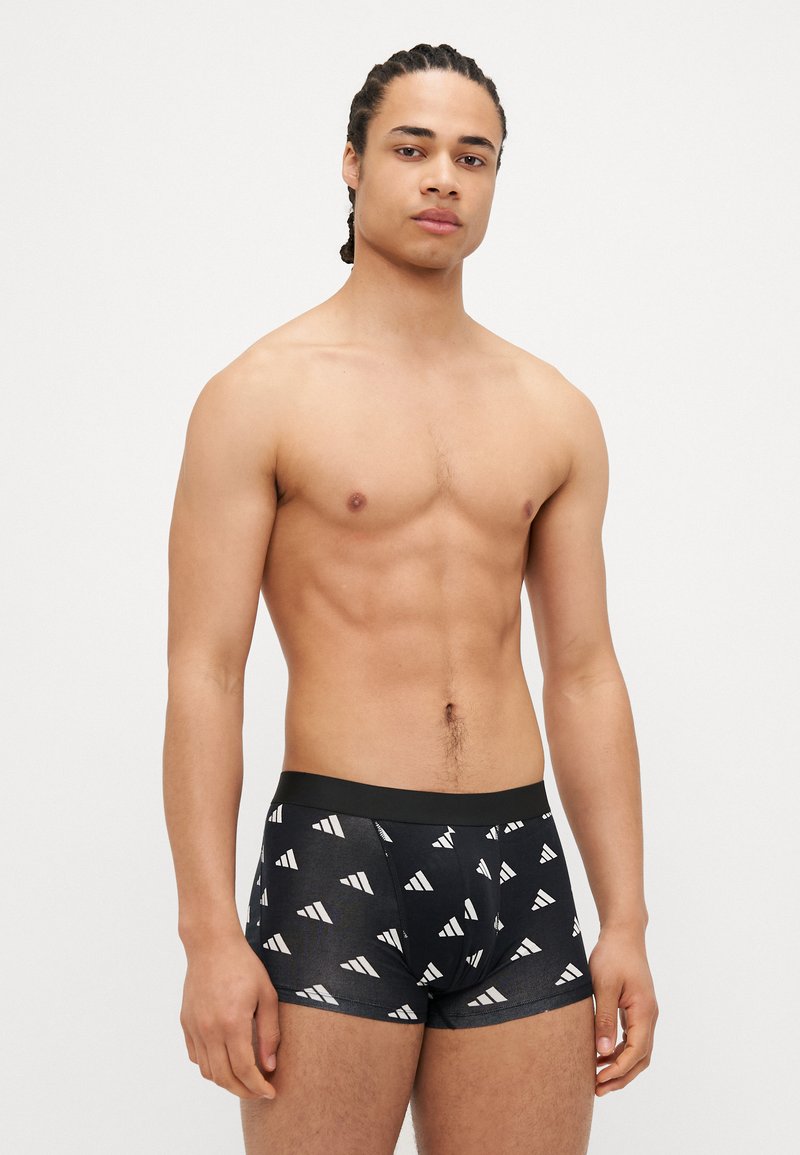 Μαύρα μποξεράκια κατασκευασμένα από μαλακό ύφασμα, με επαναλαμβανόμενο λευκό τριγωνικό σχέδιο και μαύρη ζώνη.