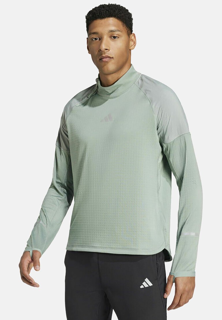 Lichtgroen atletisch shirt met lange mouwen en een opstaande kraag, van textuurstof met contrasterende grijze schouderpanelen. Adidas-logo op de borst.