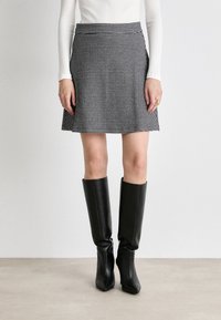 HUGO NALIRIA - A-Linien-Rock - grau