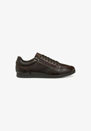 Sneaker in pelle marrone con una texture liscia, caratterizzati da una punta arrotondata, design con lacci e dettagli con cerniera laterale su una suola in gomma.