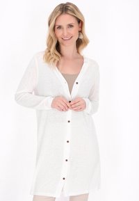Weißer Langarm-Cardigan aus leichtem Stoff, mit einer durchgehenden Knopfleiste mit braunen Knöpfen und lässiger Passform.
