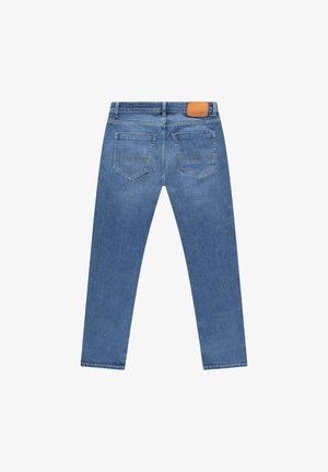 Lichtblauwe denim jeans met een slim-fit. Voorzien van kleine achterzakken en een bruin lederen label op de tailleband. Gladde textuur.