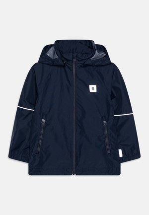 Chaqueta impermeable azul marino con capucha, cremallera frontal, dos bolsillos laterales, detalles reflectantes y forro de malla en el interior de la capucha.