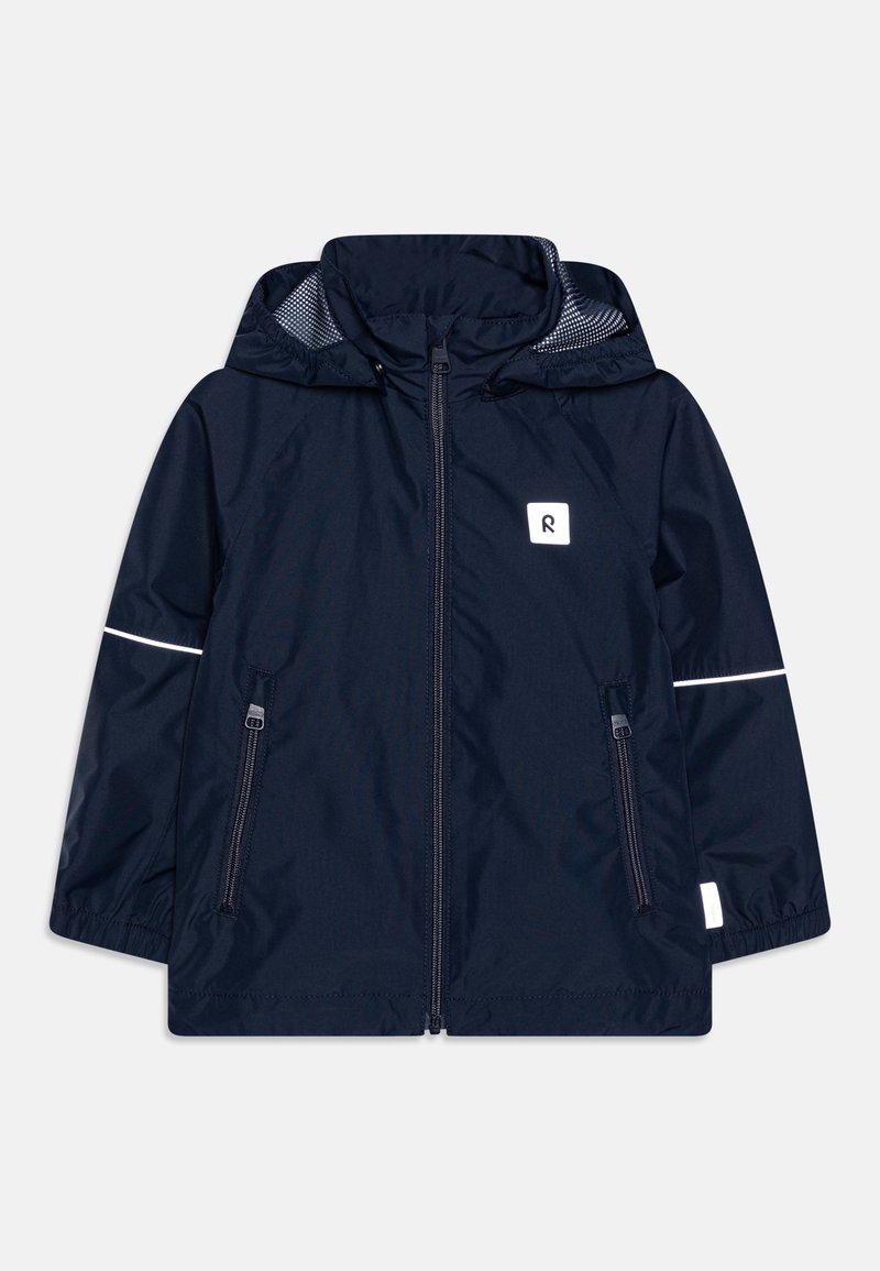 Giacca impermeabile blu navy con cappuccio, chiusura frontale con zip, due tasche laterali, dettagli in piping riflettente e fodera in mesh all'interno del cappuccio.