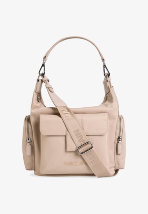 Beige Lederhandtasche mit einer vorderen Klappentasche, zwei seitlichen Reißverschlusstaschen, einem breiten verstellbaren, markenbestickten Schulterriemen und einem Tragegriff oben.