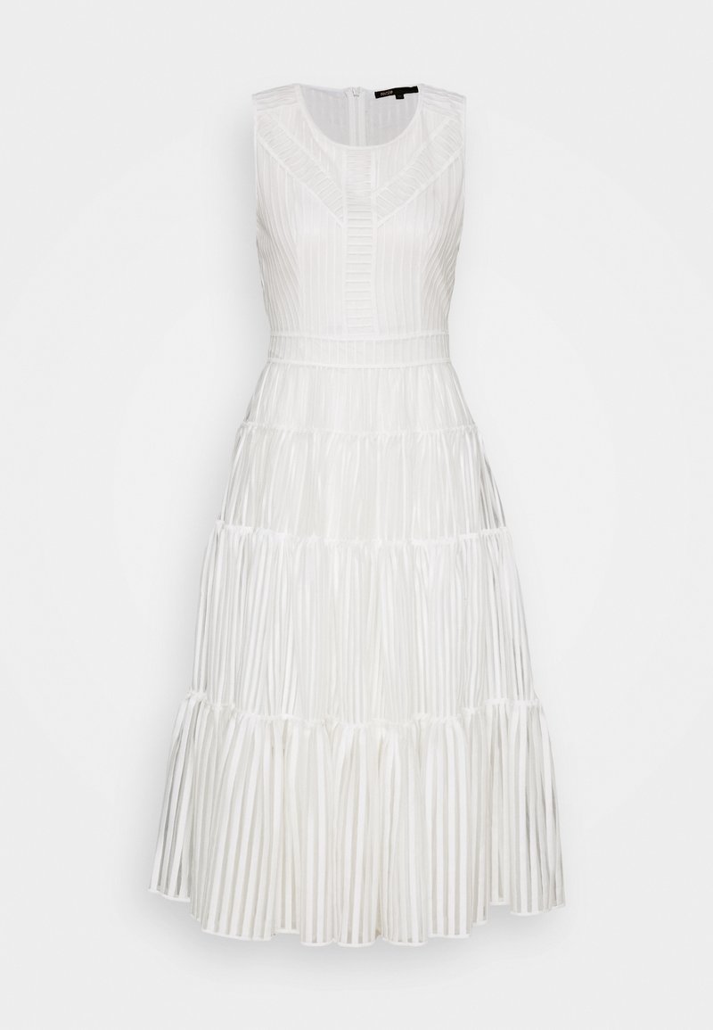 Robe midi blanche sans manches avec jupe plissée à étages et motif rayé vertical texturé sur le bustier et la jupe.