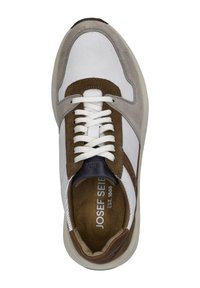 Sneaker z białą siateczką, szarymi zamszowymi akcentami, brązowym skórzanym paskiem i białymi sznurowadłami, z amortyzującą wkładką i neutralną podeszwą.