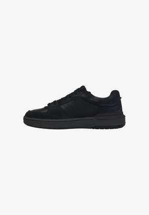 Zwarte sneakers in een combinatie van suede en synthetische materialen, met een laag profiel, geperforeerd ontwerp en rubberen buitenzool.