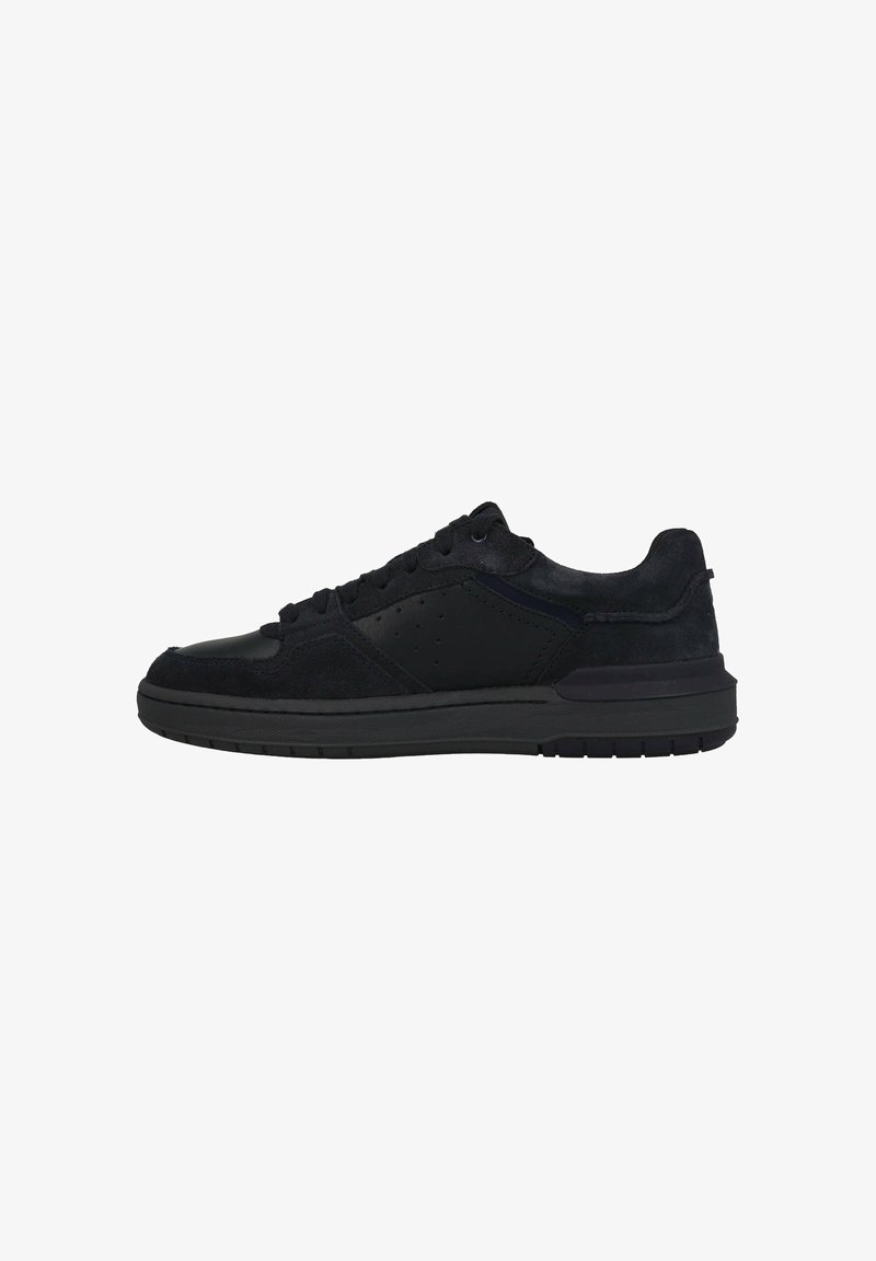 Schwarze Sneaker aus einer Kombination von Wildleder und synthetischen Materialien, mit niedrigem Profil, perforiertem Design und Gummisohle.