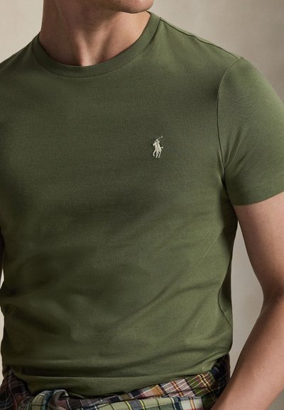 Λαδί βαμβακερό μπλουζάκι με στρογγυλή λαιμόκοψη, με μικρό λευκό κεντημένο λογότυπο στο αριστερό στήθος και στενή εφαρμογή.