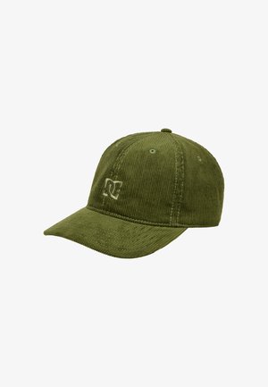 Casquette en velours côtelé vert avec un visière légèrement incurvée, logo brodé sur le devant et couture ton sur ton sur les coutures. Détail du tissu texturé visible.