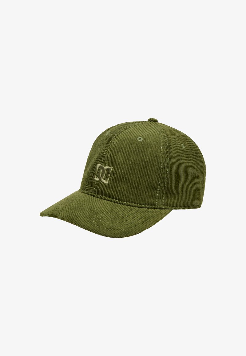 Casquette en velours côtelé vert avec un visière légèrement incurvée, logo brodé sur le devant et couture ton sur ton sur les coutures. Détail du tissu texturé visible.